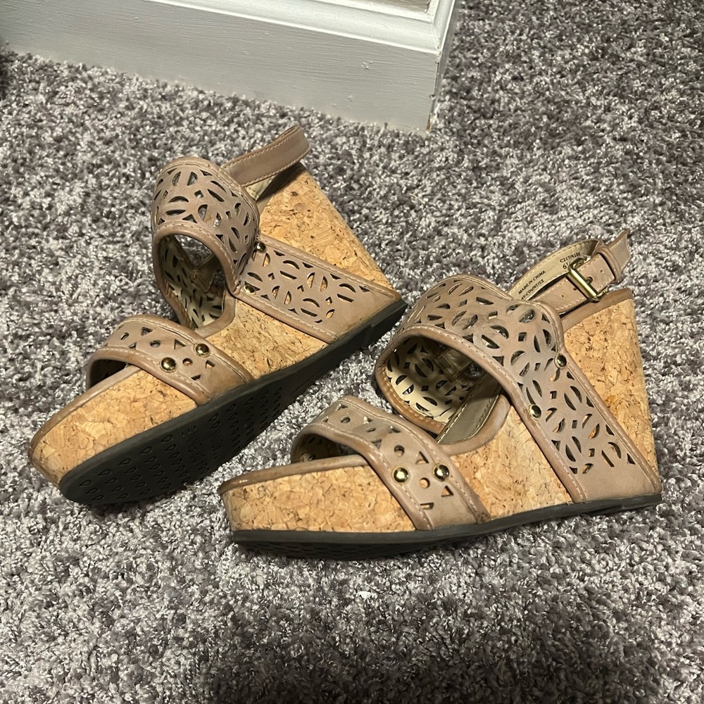 Adrienne Vittadini Women's Tan block heels